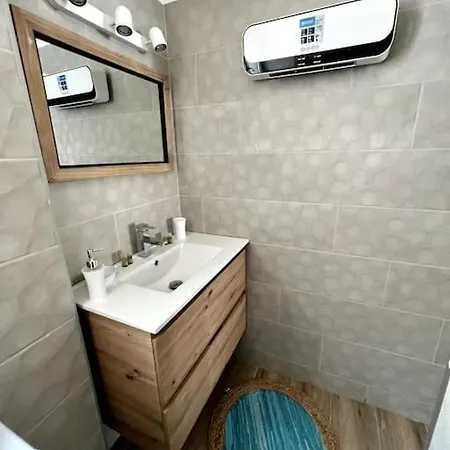 Beau T2 Climatise Et Avec Parking A Carnon Apartmán